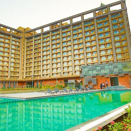 Hotel The Weekend Address Súrat Exteriér fotografie