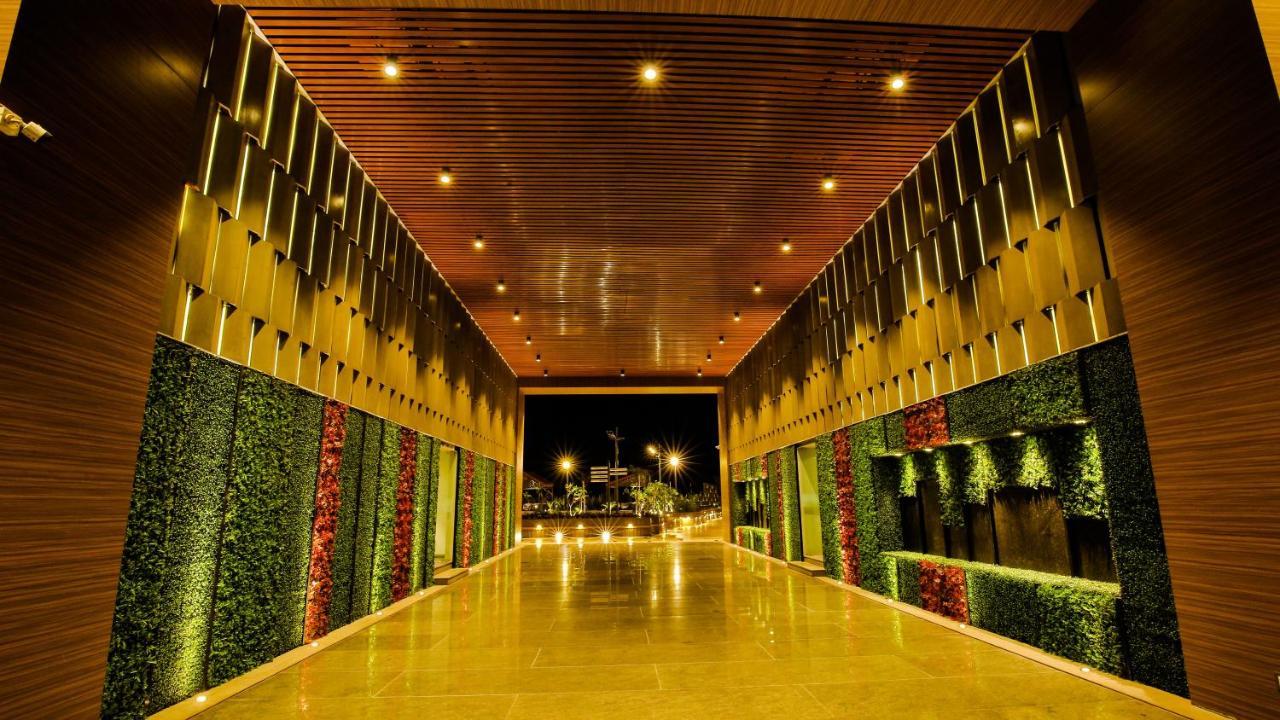 Hotel The Weekend Address Súrat Exteriér fotografie