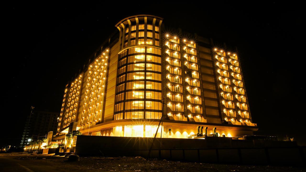 Hotel The Weekend Address Súrat Exteriér fotografie