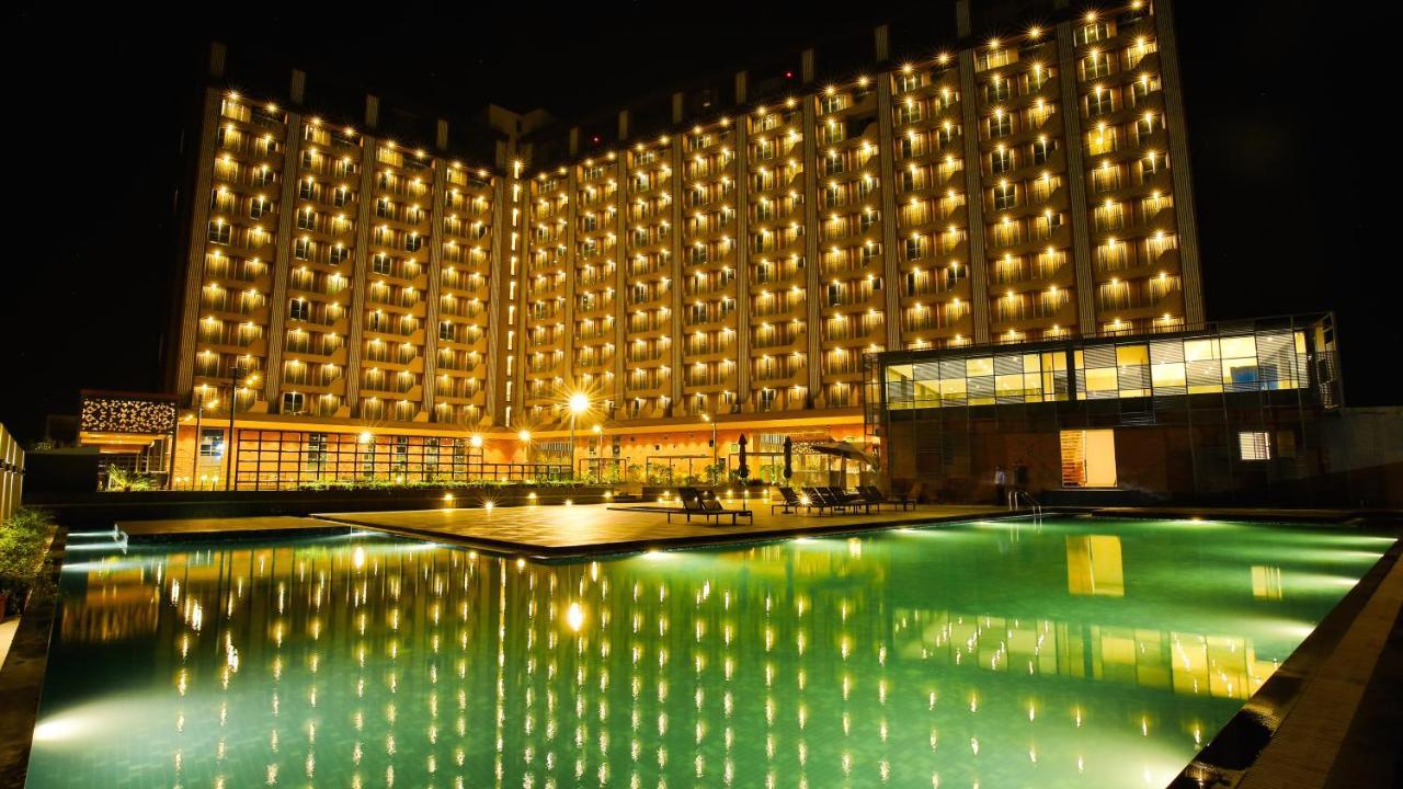 Hotel The Weekend Address Súrat Exteriér fotografie